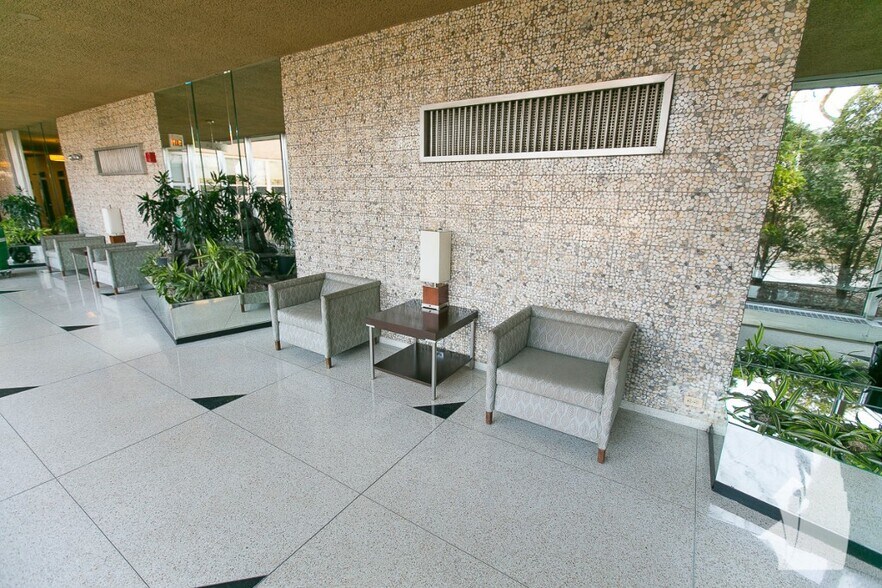 Building Photo - 3950 N Lake Shore Dr