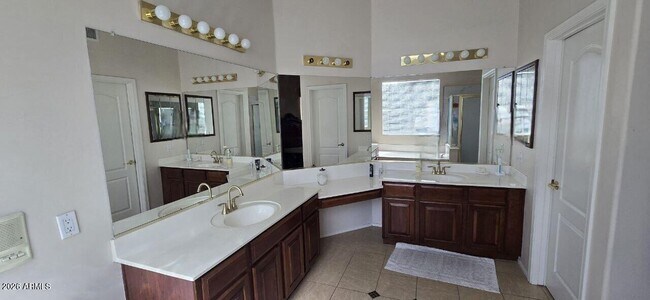 Building Photo - 6435 W Buckskin Trail