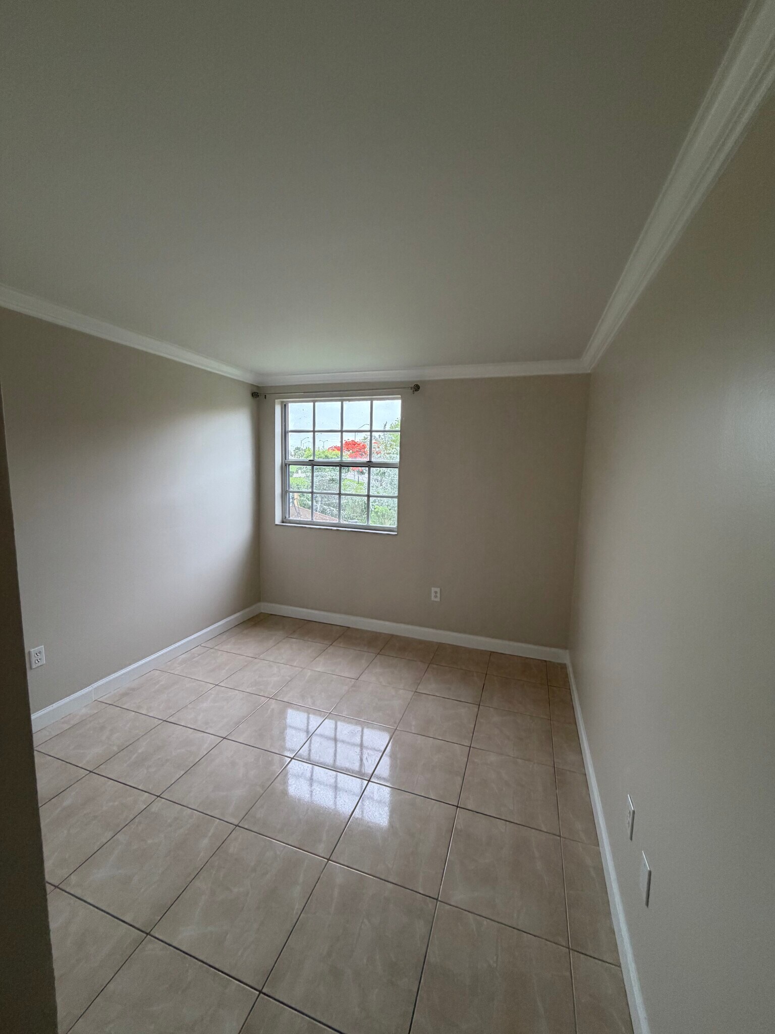 Building Photo - 9711 Fontainebleau Blvd