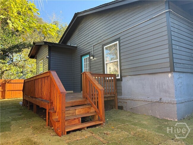 Building Photo - 728 W 39th St