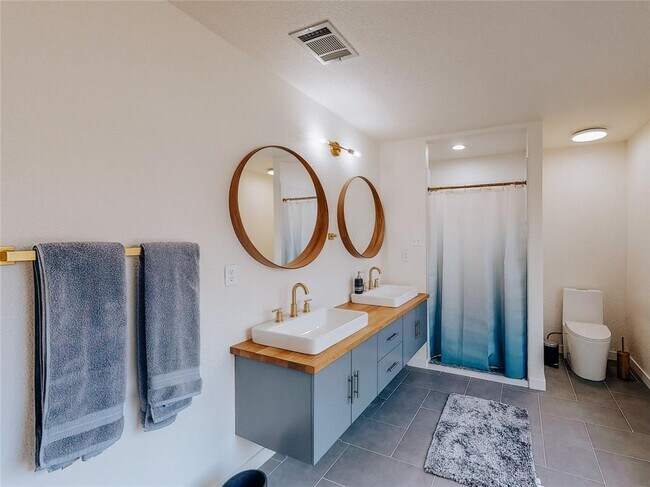 Building Photo - 2010 Carriage Club Dr