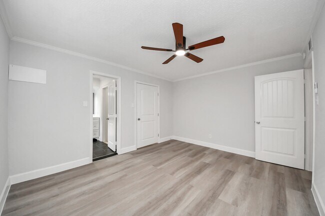 Building Photo - 5542 Holly St