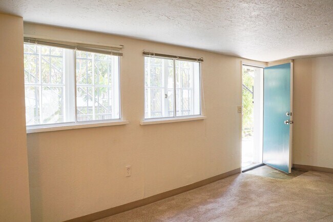 Building Photo - Great NW Location: Spacious 1 Bedroom Ready Now!