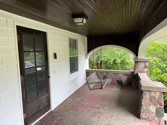 Building Photo - 4 Bedroom Home