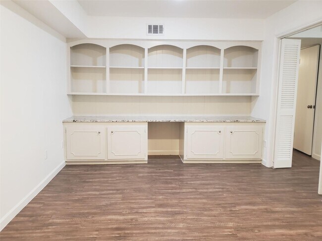 Building Photo - 361 N Post Oak Ln