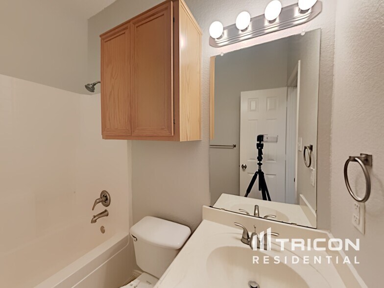 Building Photo - 4345 Park Creek Cir N