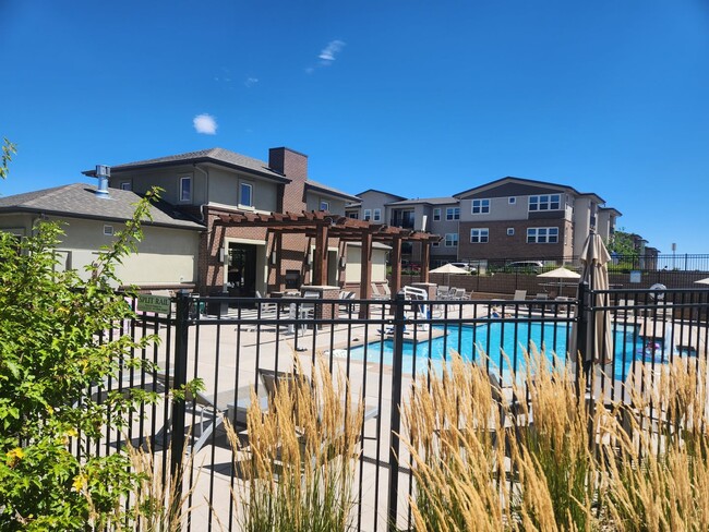 Building Photo - Townhome with great access to shopping, restauraunts and more!