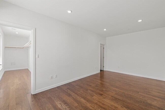 Building Photo - 267 Old Colony Ave