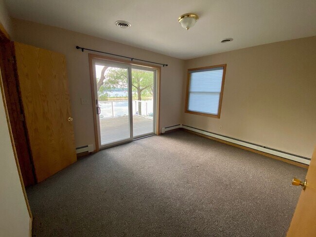 Building Photo - Nice 3 Bedroom house on the river front in Hudson