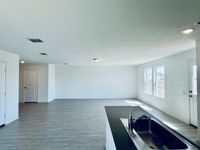 Building Photo - 10135 Ana Hts