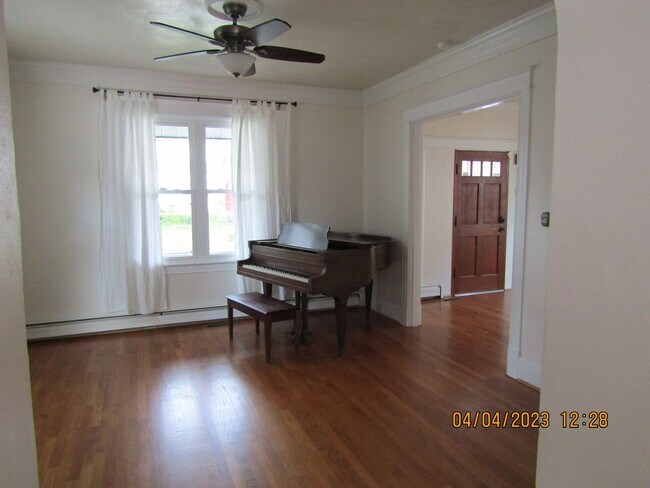 Building Photo - Colonial Place
