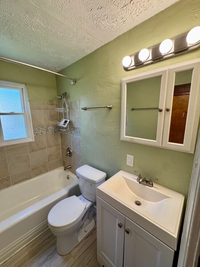 Building Photo - 1076 Thornwood Dr