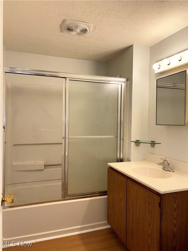 Building Photo - 1066 E 62nd St