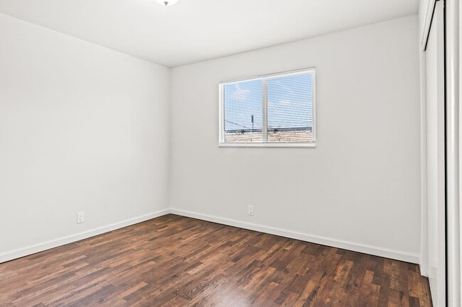 Building Photo - Sheffield Village Living: Spacious 2BD w/ Parking in San Leandro School District
