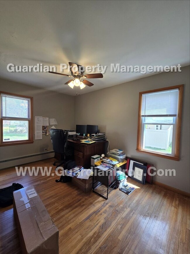 Building Photo - Bloomington Single Family Home, 2 Car Garage, new kitchen appliances!