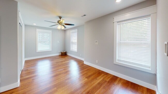 Building Photo - $1810 per Bedroom | 6BR/6BA in Fort Sander...