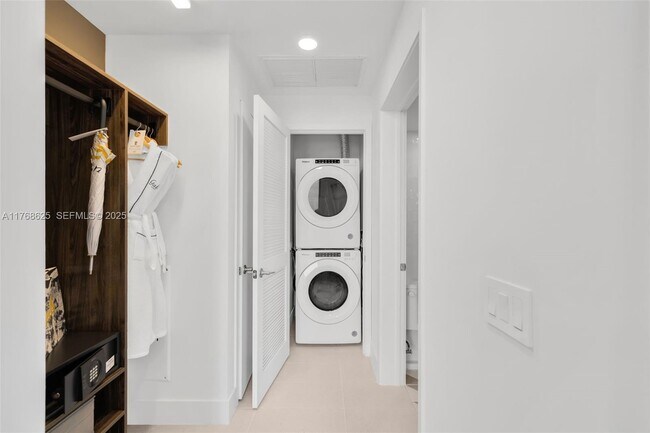 Building Photo - 601 NE 1st Ave