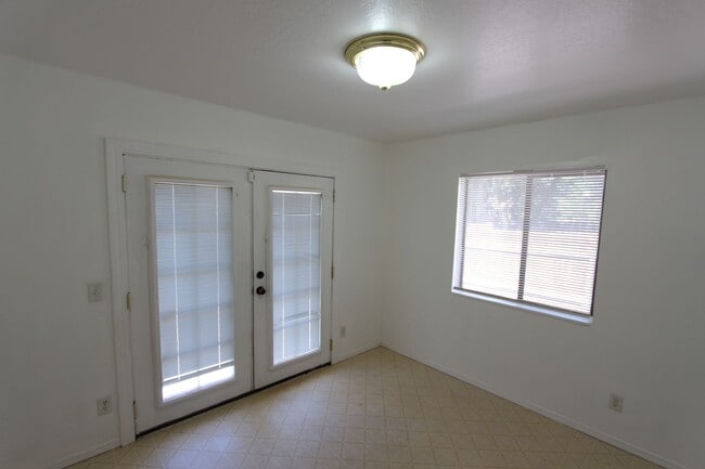 Building Photo - Spacious East Side 4BR Townhome with Fenced Yard