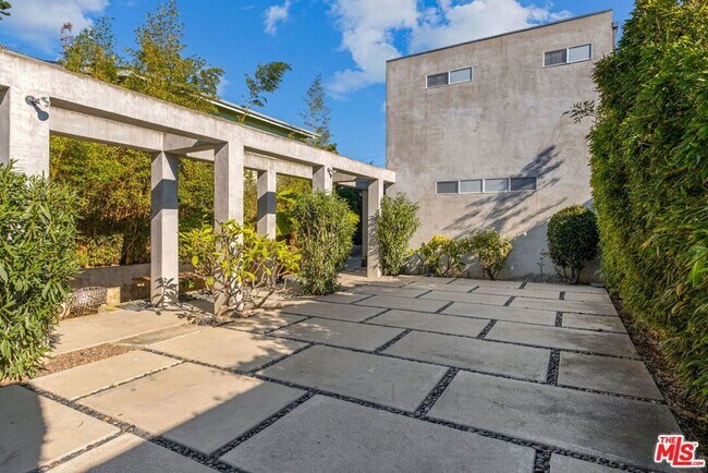 Building Photo - 714 6th Ave