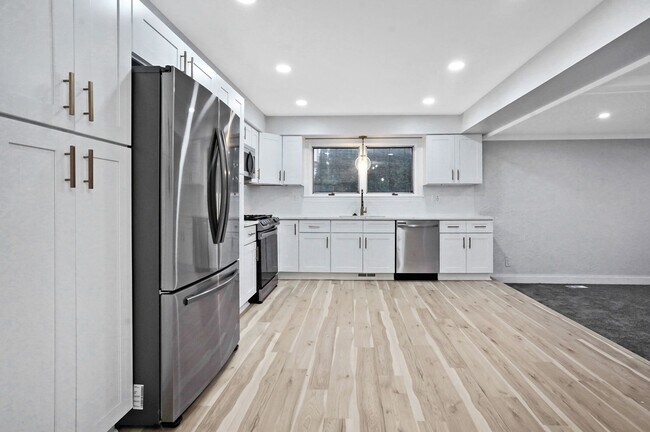 Building Photo - Beautifully Updated 4 Bed / 2.5 Bath Colon...