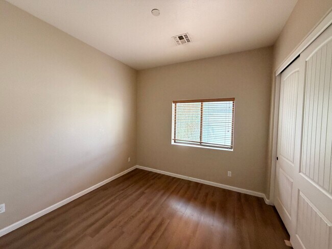 Building Photo - 897 E Roma Ave