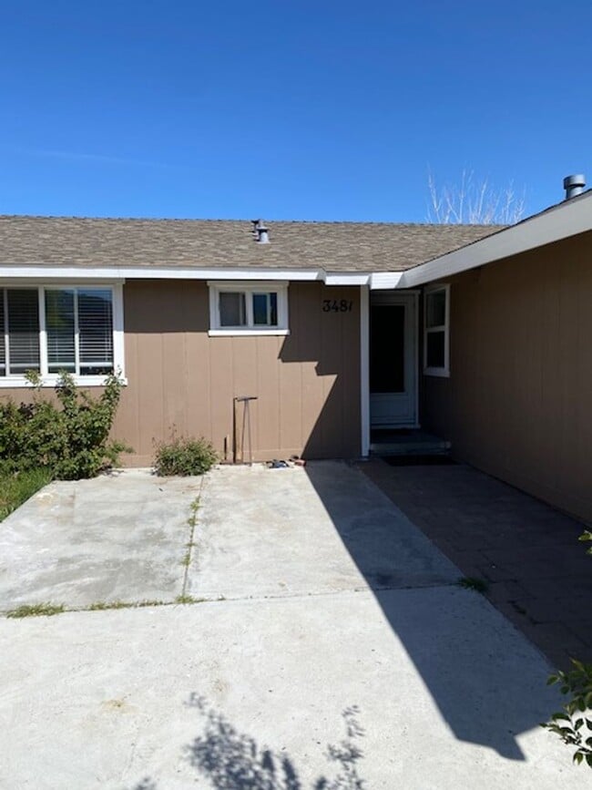 Building Photo - Spacious home on Large Lot