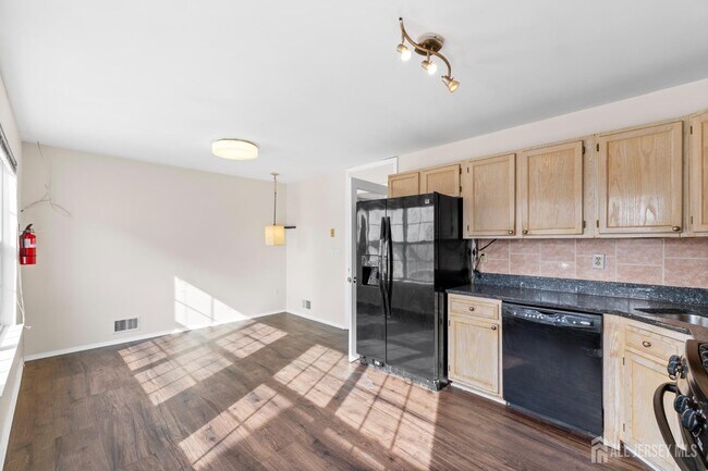 Building Photo - 421 Plymouth Rd