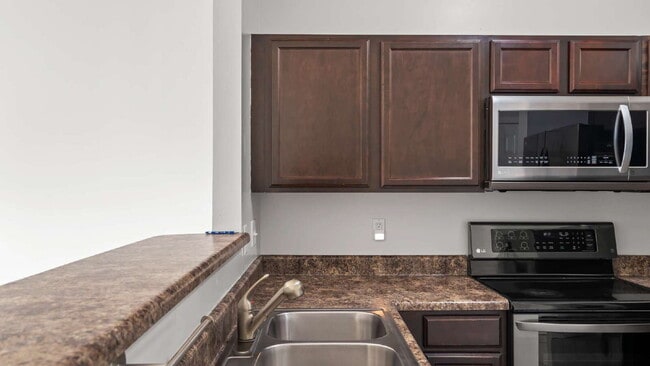 Building Photo - "Charming 2-Bed Townhouse with 2.5 Baths i...