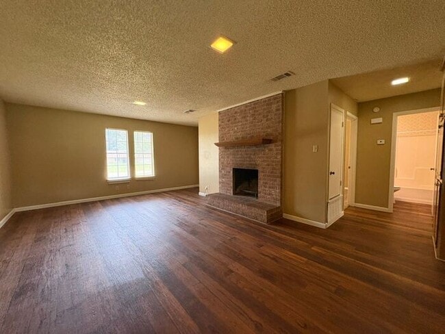 Building Photo - Available Now! Charming 2 Bed, 2 Bath Dupl...