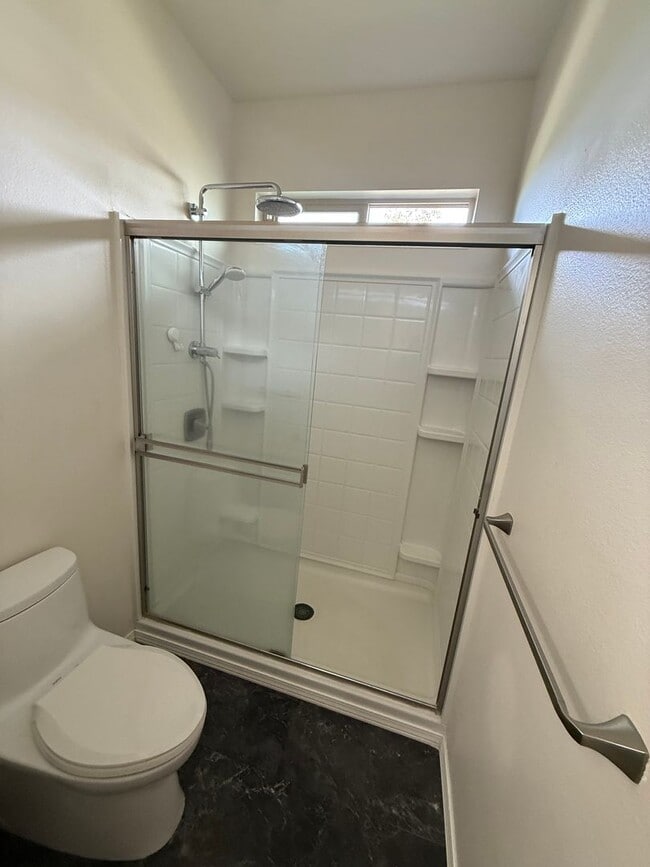 Building Photo - Spacious 4 Bedroom, 2.5 Bath Pet Friendly, Single Family Home.