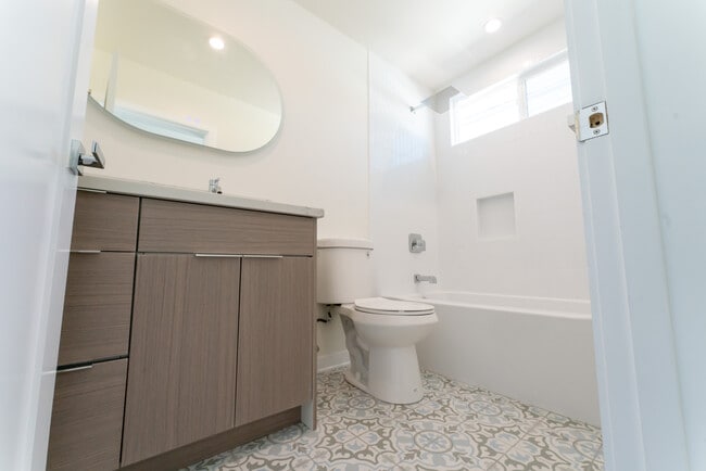 Building Photo - 833 20th St