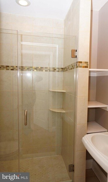 Building Photo - 923 Lewis Ave