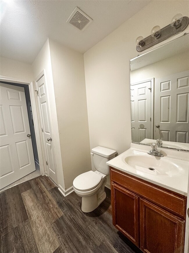 Building Photo - 1225 N Lee Dr