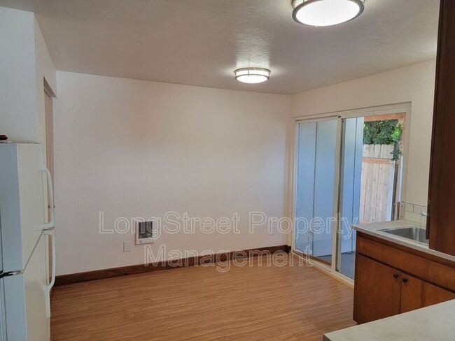 Building Photo - 627 3rd St SE