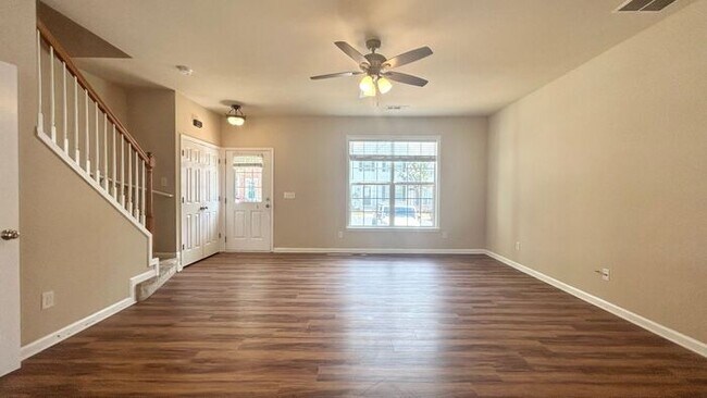 Building Photo - Gorgeous Alpharetta Townhouse! 3 Bedrooms/2.5 Bathrooms, Hardwoods, End Unit!