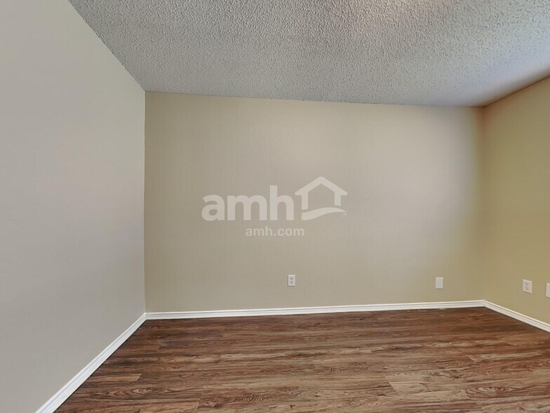 Building Photo - 733 Grandview Ave