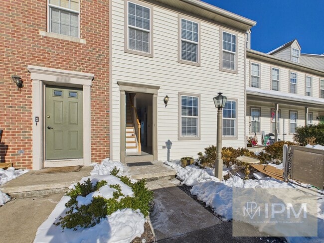 Building Photo - Central York Schools! Beautiful 3 Bed, 3 Bath Townhome!!
