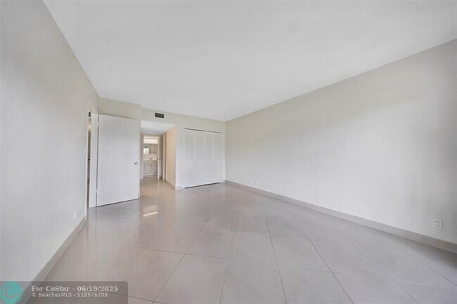 Building Photo - 2850 N Palm Aire Dr