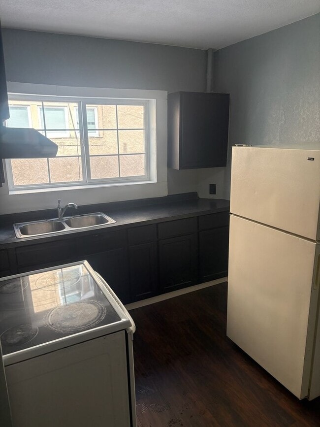 Building Photo - Two Bedroom Apartment in Waterloo, IA