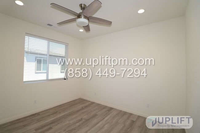 Building Photo - 3 Bedroom, 3.5 bathroom Three story Luxury...