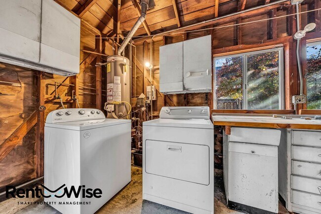 Building Photo - Present PM-Midtown Palo Alto Beauty-New Floors-Remodeled Bathrooms-Big Yard