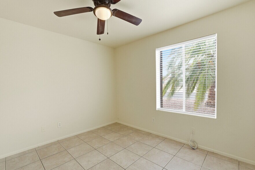 Building Photo - 4731 W Paradise Ln