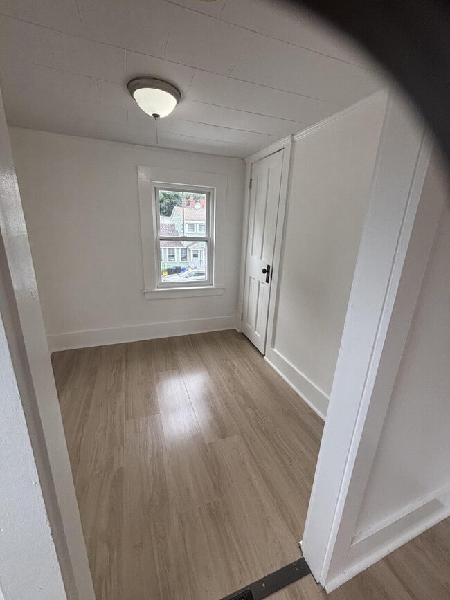 Building Photo - Completely Renovated 1-Bedroom + Bonus Room — Walk Everywhere in Brunswick!