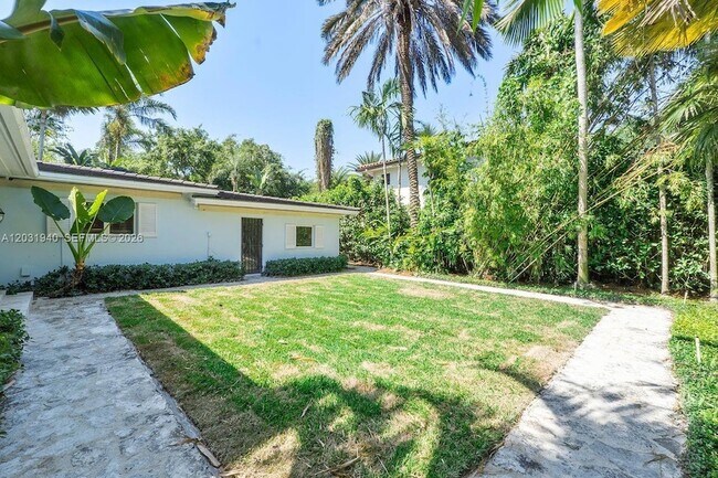 Building Photo - 1037 Alfonso Ave