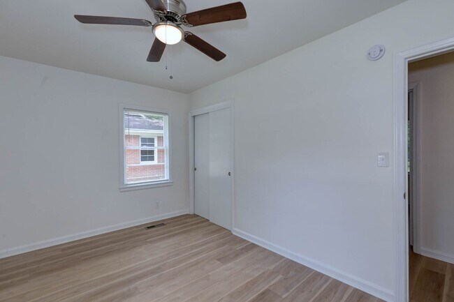 Building Photo - 2864 Hawthorne Dr