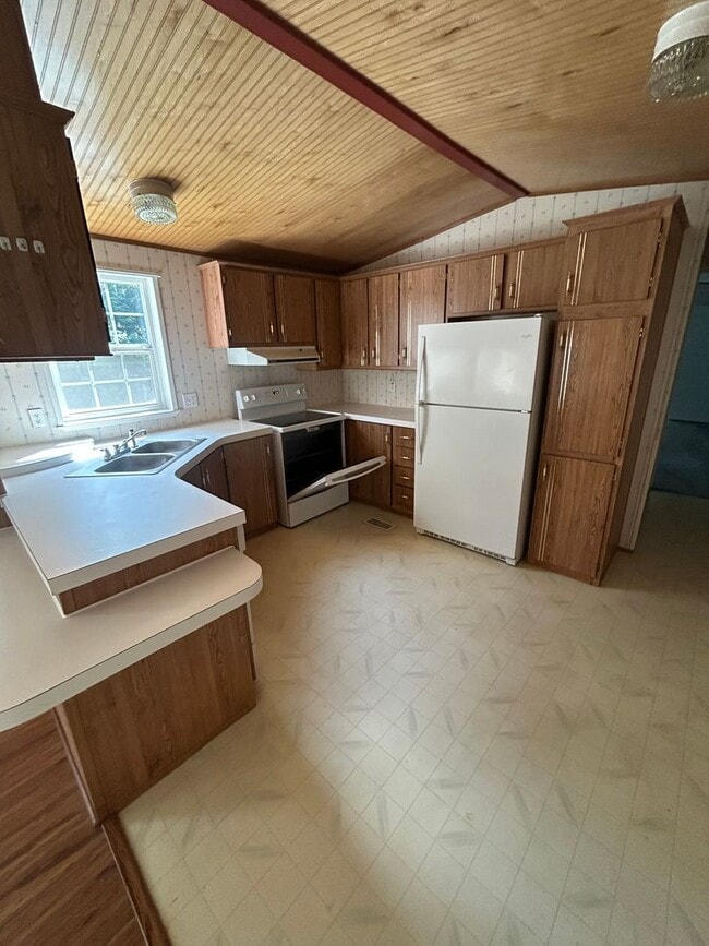 Building Photo - Two Bedroom Mobile Home for Rent in Maple ...