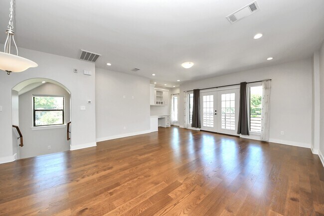 Building Photo - 1112 Amundsen St