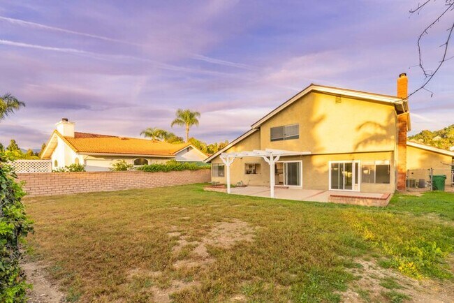 Building Photo - Beatiful house next to golf course.