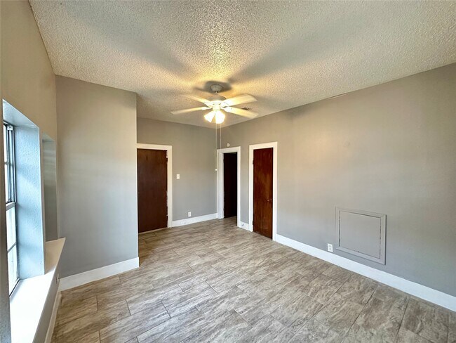 Building Photo - 3828 Avenue S 1/2