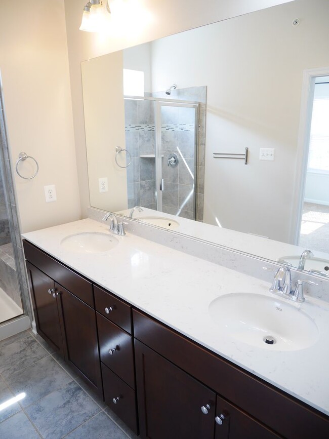 Building Photo - Stunning 3 Bedroom End Unit Townhome
